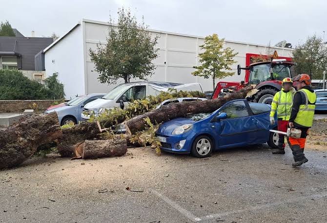 Tempête Austen provoquant des vents violents et des coupures d’électricité en France