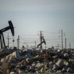 Pétrole à 110 dollars avec des installations pétrolières illustrant la hausse du prix du Brent