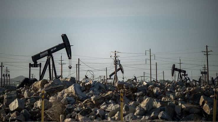 Pétrole à 110 dollars avec des installations pétrolières illustrant la hausse du prix du Brent