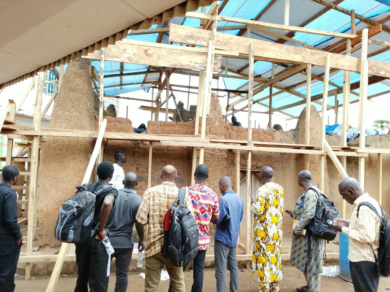 Mosquée de Bouna avec quinze maçons formés aux techniques traditionnelles de restauration